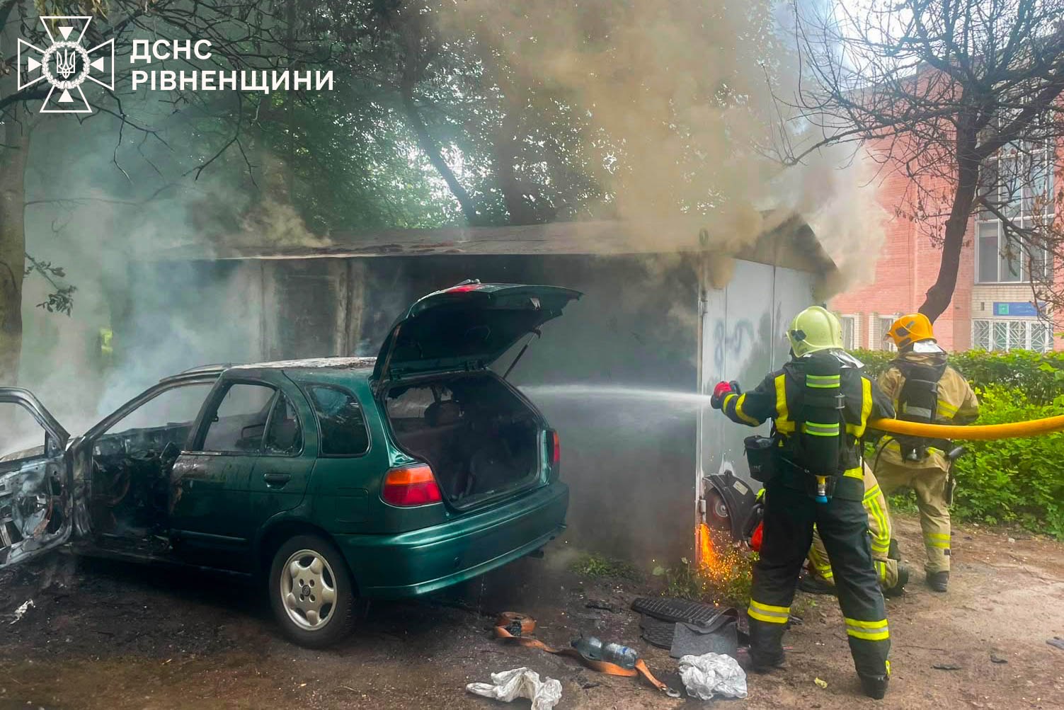 Пожежники показали, як гасили палаючий автомобіль у Рівному 0000