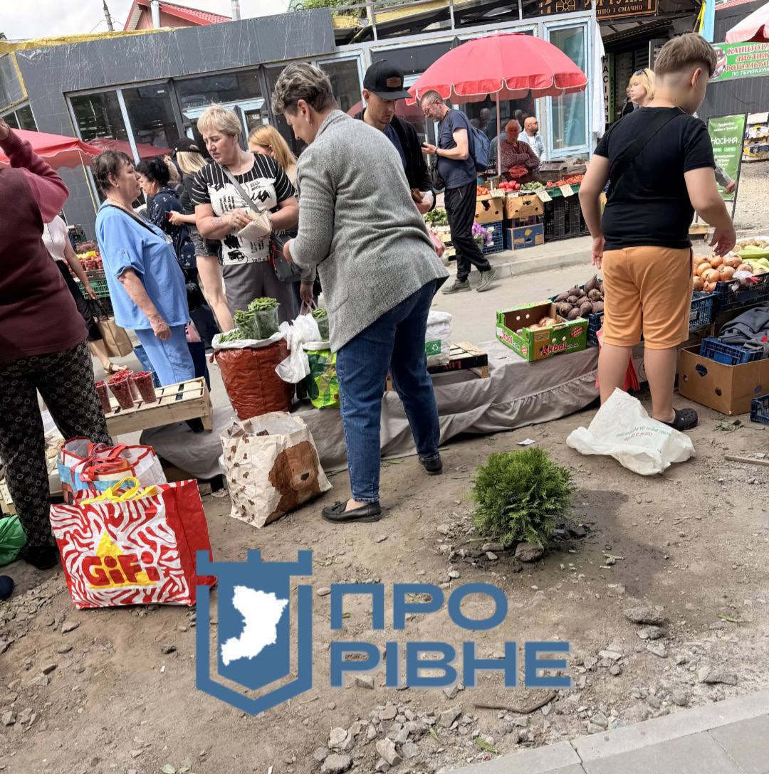 У Рівному продавці заставили товарами нові клумби 0000