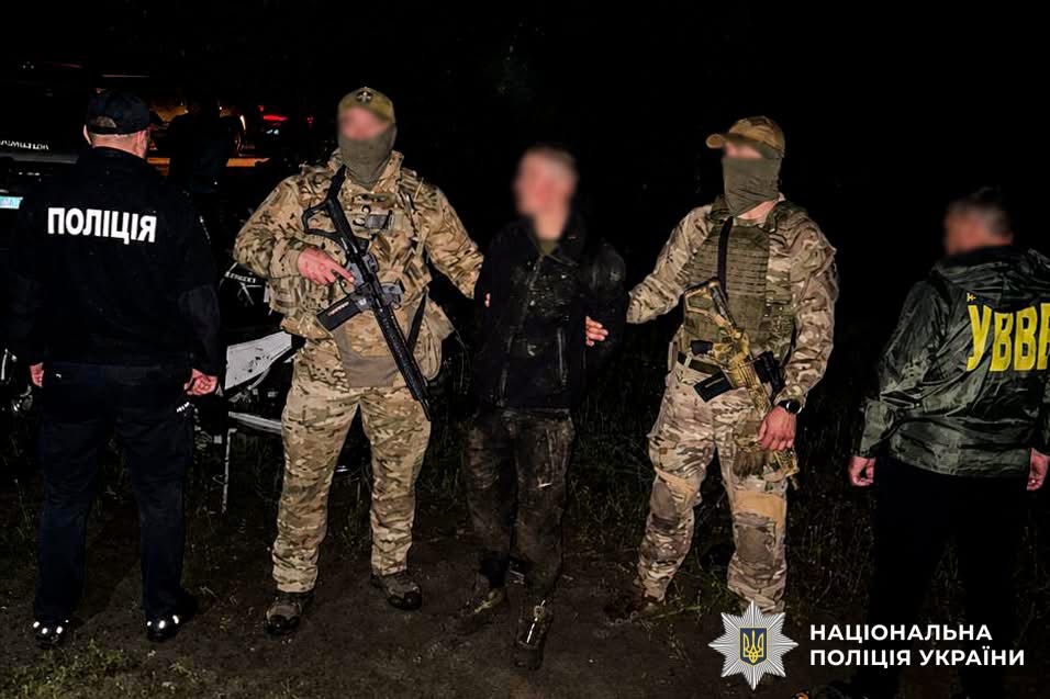 На Рівненщині затримали молодика, який за 20 тисяч доларів допомагав чоловікам втекти за кордон
