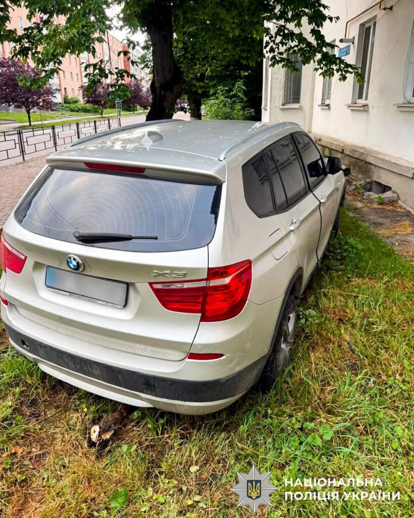 1 У Костополі п’яний водій BMW ледь не протаранив будинок