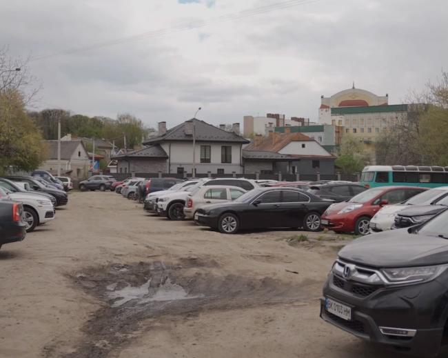 1 У Рівному шукають оператора однієї з найбільших парковок у центрі міста