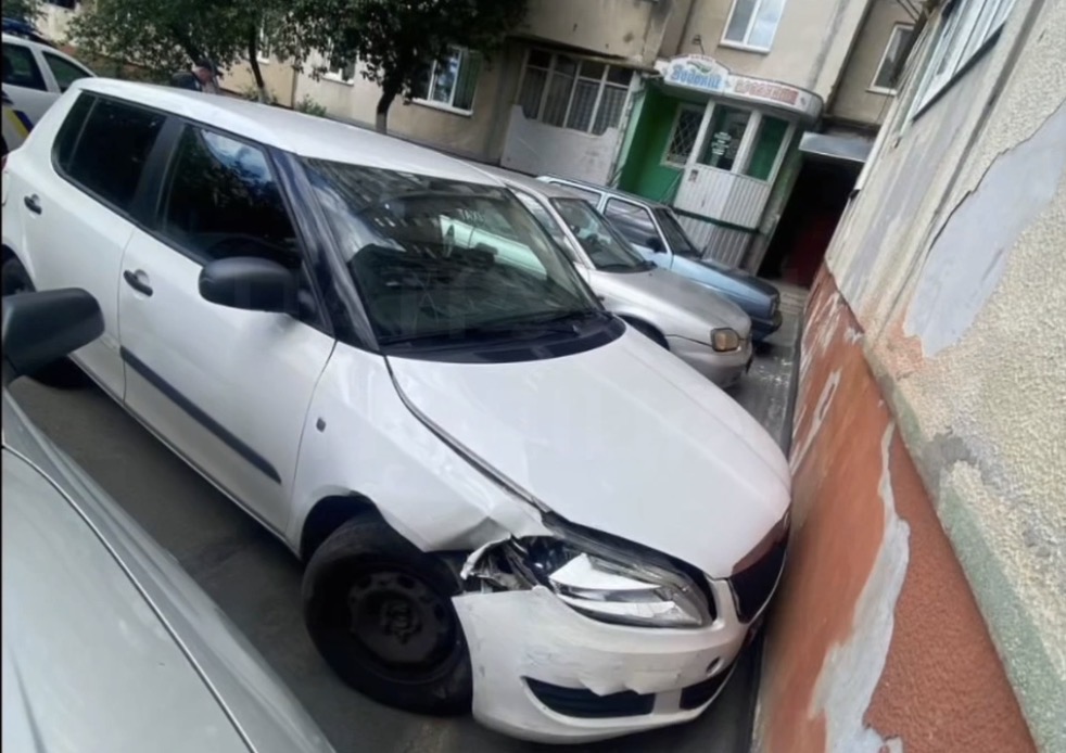 У Рівному водій врізався в паркан, утік з місця ДТП і заснув у під’їзді 0000