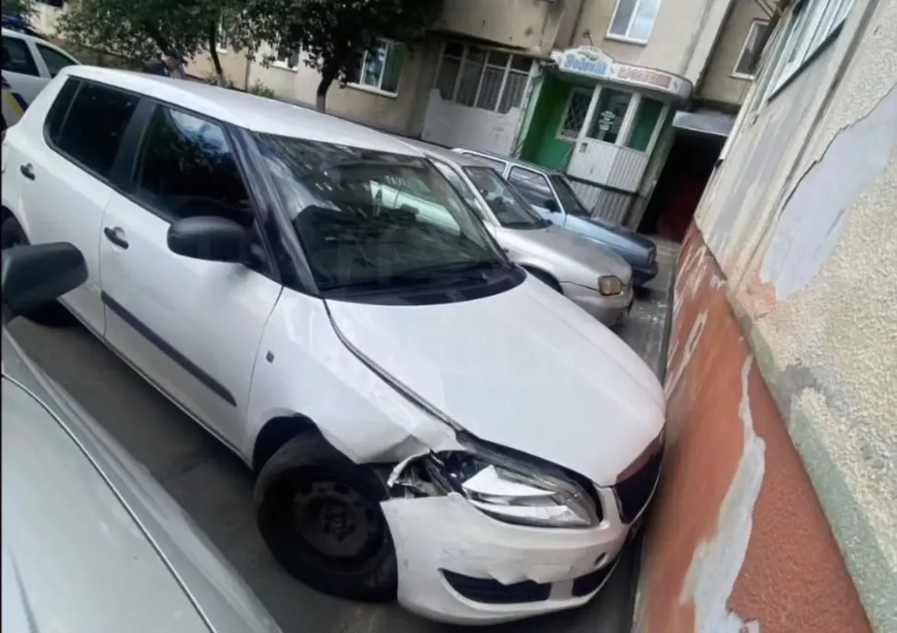 У Рівному водій врізався в паркан, утік з місця ДТП і заснув у під’їзді