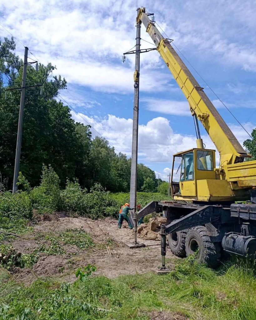 1 На Рівненщині водій зніс електроопору та залишив без світла частину Костополя