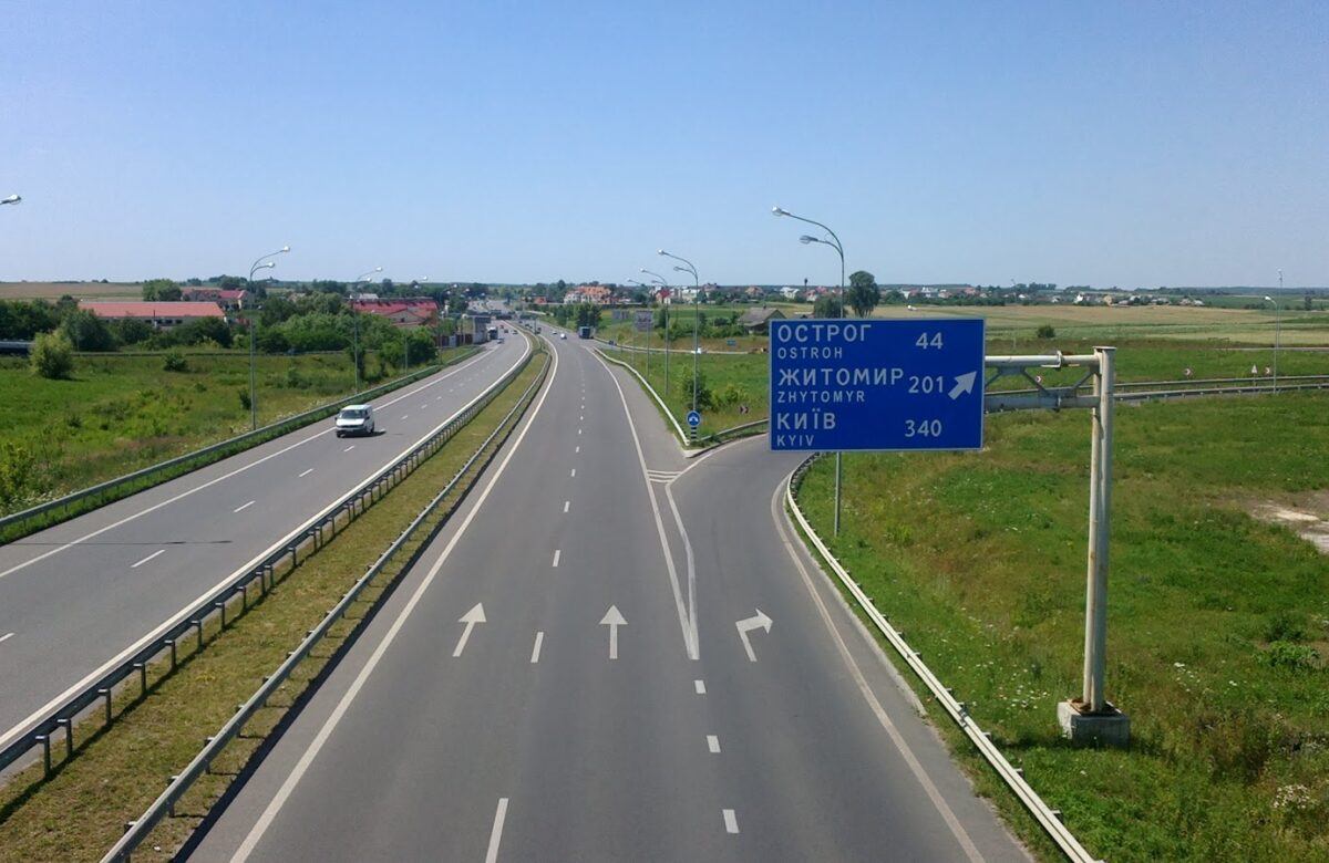 На трасі біля Рівного водій автобуса погубив вантаж пасажирів