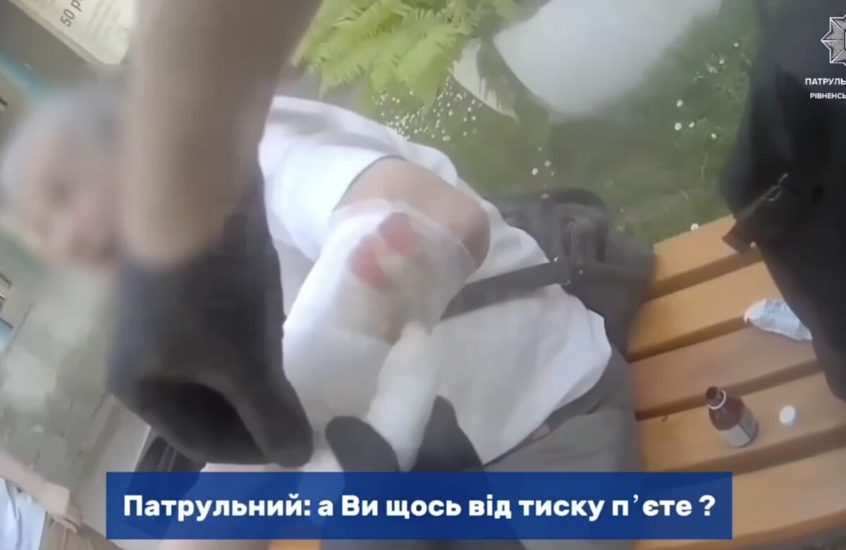 У Рівному чоловік подякував патрульним та перехожим, які допомогли його 80-річному батькові