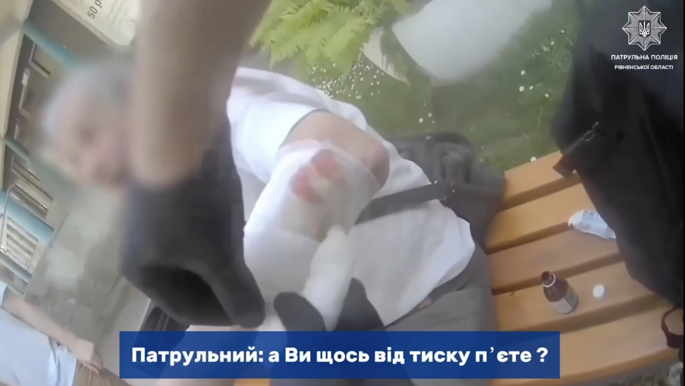 У Рівному чоловік подякував патрульним та перехожим, які допомогли його 80-річному батькові 0000