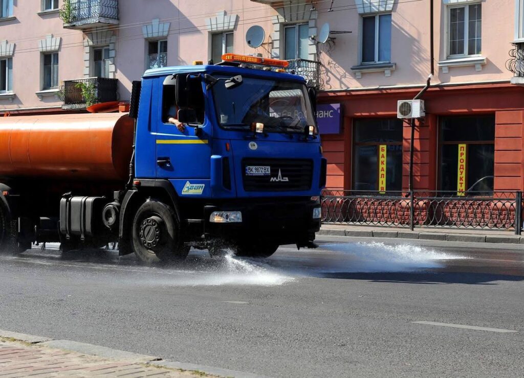 1 Через спеку на Рівненщині та в інших західних областях на весь день обмежили рух вантажівок