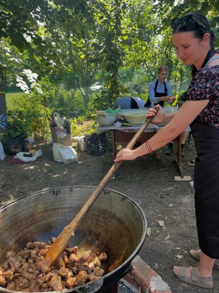 1 Поблизу Рівного відомий телеведучий варив борщ із порічками