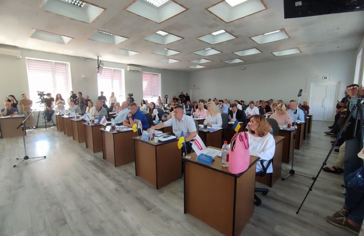 У Рівному на сесії міськради під час розподілу додаткових мільйонів на армію та медицину зчинився скандал