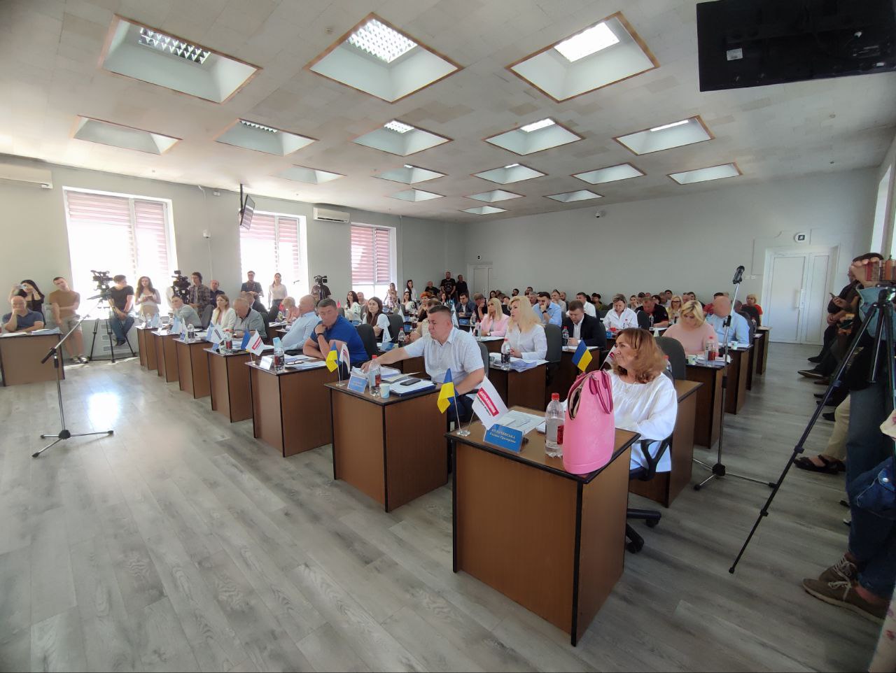 У Рівному на сесії міськради під час розподілу додаткових мільйонів на армію та медицину зчинився скандал 0000