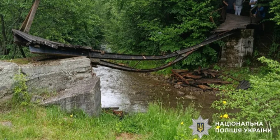 У мережі показали перші хвилини після обвалу мосту з дітьми на Буковині(ВІДЕО)