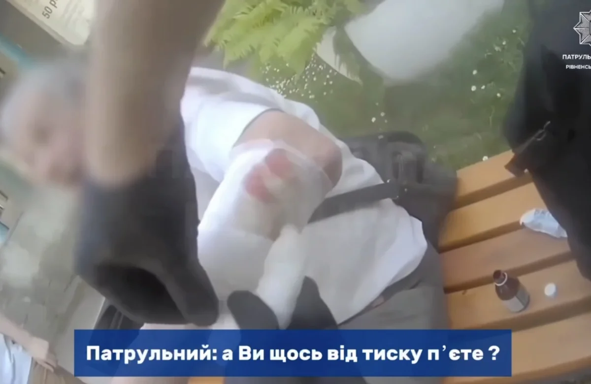 У Рівному чоловік подякував патрульним та перехожим, які допомогли його 80-річному батькові
