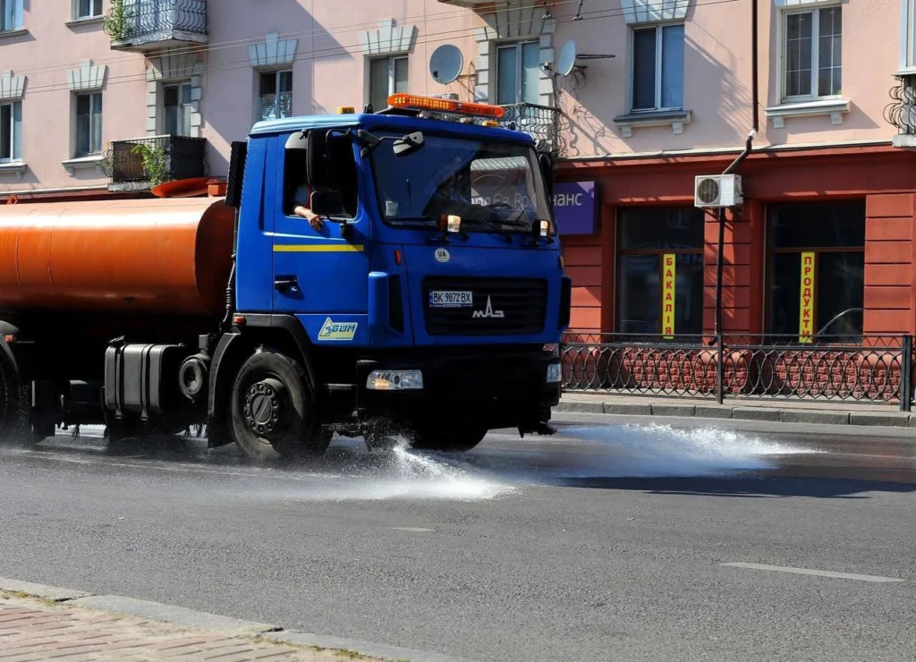 1 Через спеку на Рівненщині та в інших західних областях на весь день обмежили рух вантажівок