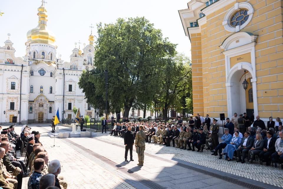 Зеленський нагородив трьох представників Рівненщини з нагоди Дня Конституції України
