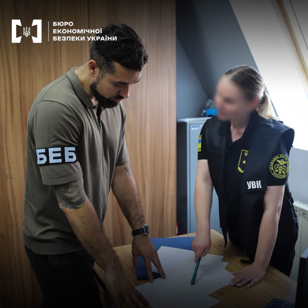 1 Трьох працівників Рівненської митниці підозрюють у заниженні вартості навантажувачів