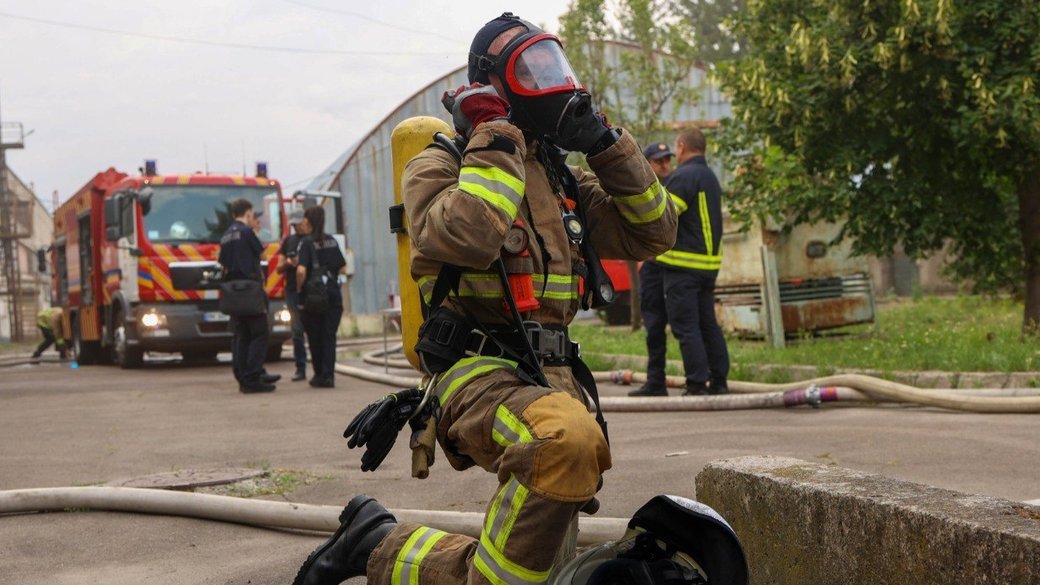 У Рівному 30 рятувальників гасили пожежу у цеху: які наслідки та чи є постраждалі