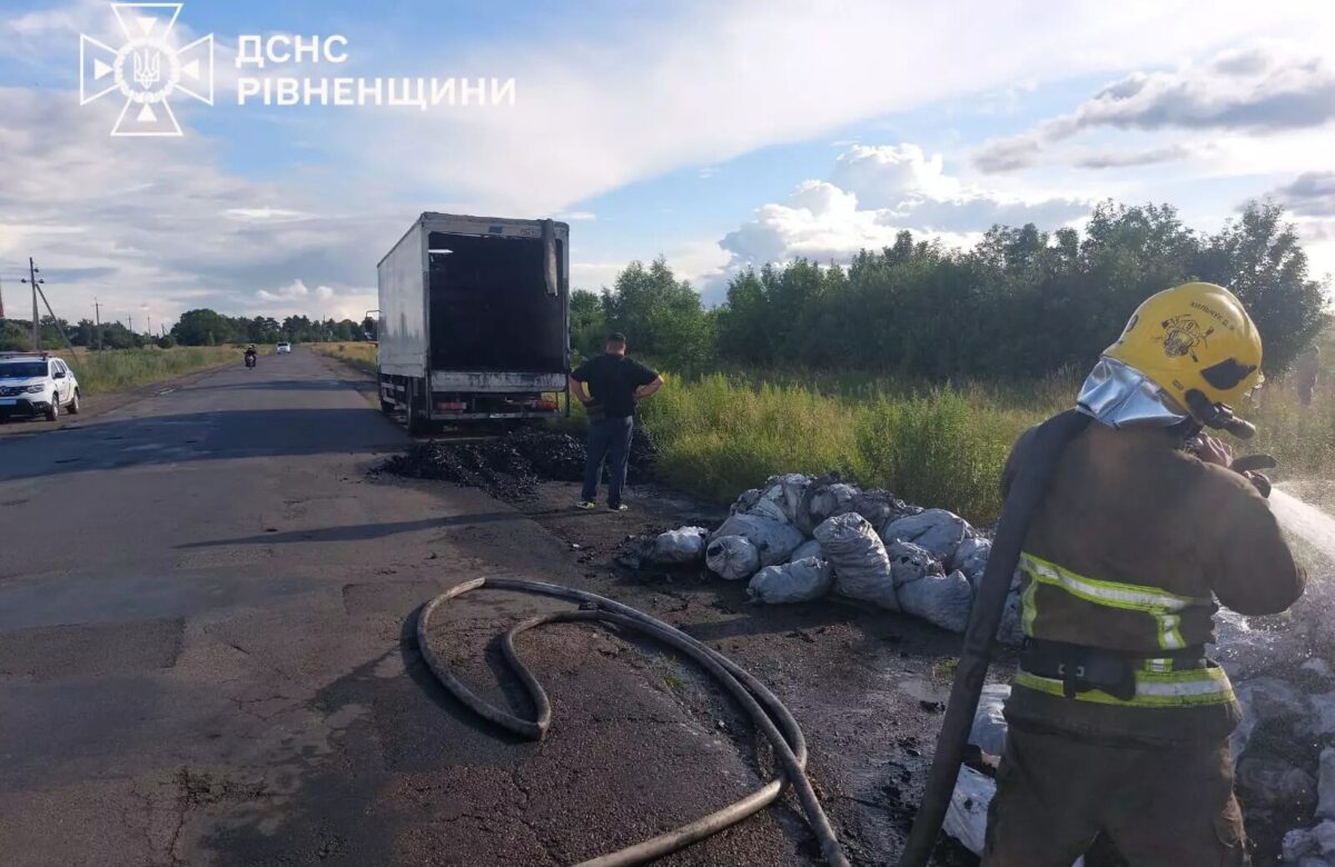 На Рівненщині загорілася вантажівка з деревним вугіллям: пожежу вдалося швидко ліквідувати
