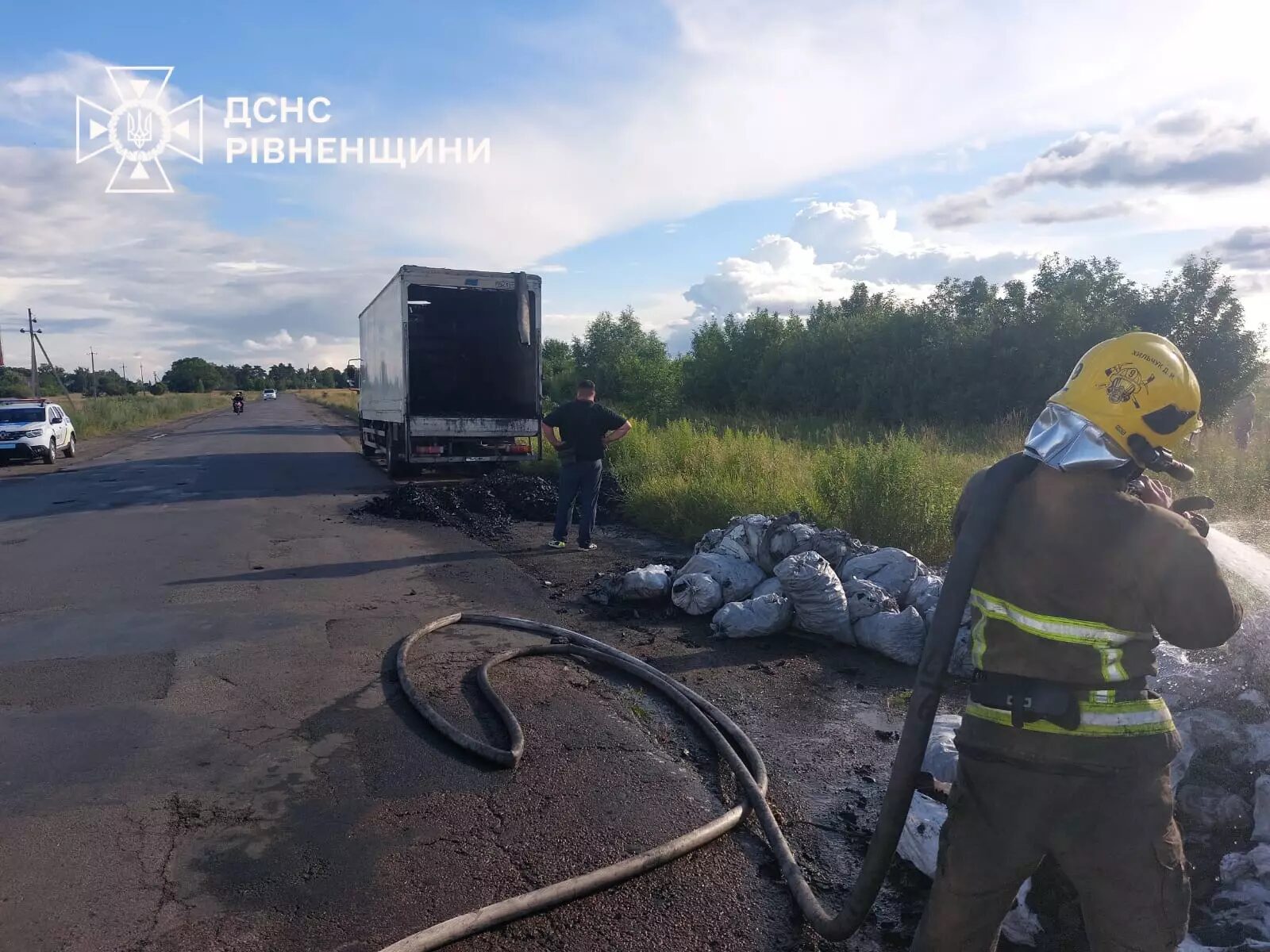 На Рівненщині загорілася вантажівка з деревним вугіллям: пожежу вдалося швидко ліквідувати 0000