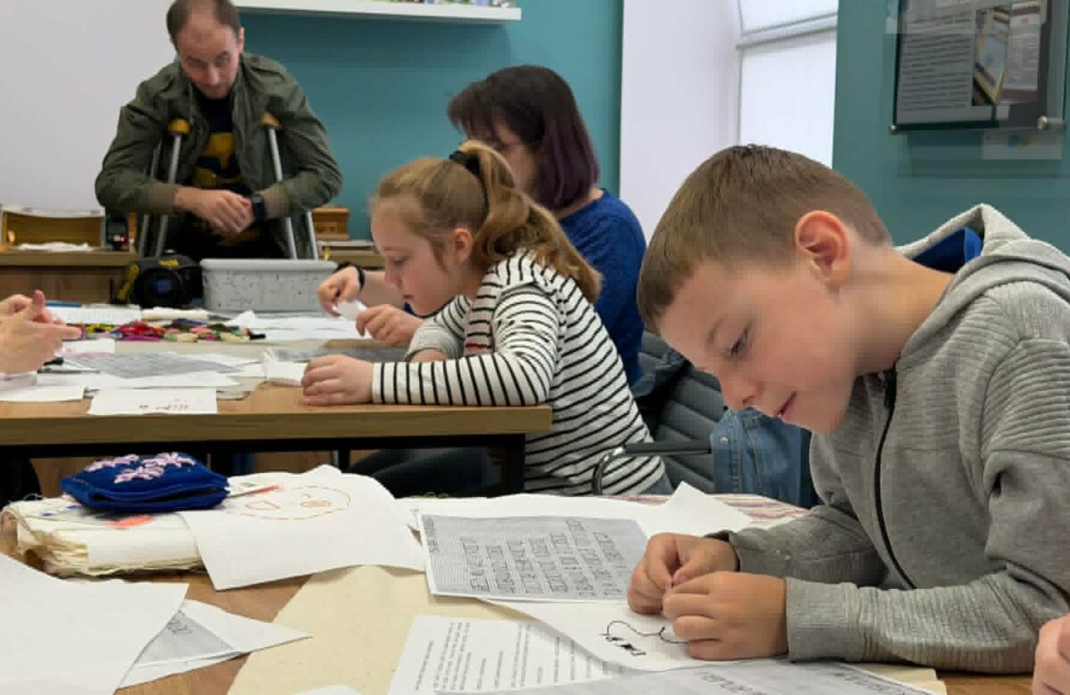 У Рівному діти військових власноруч вишивають унікальну книгу