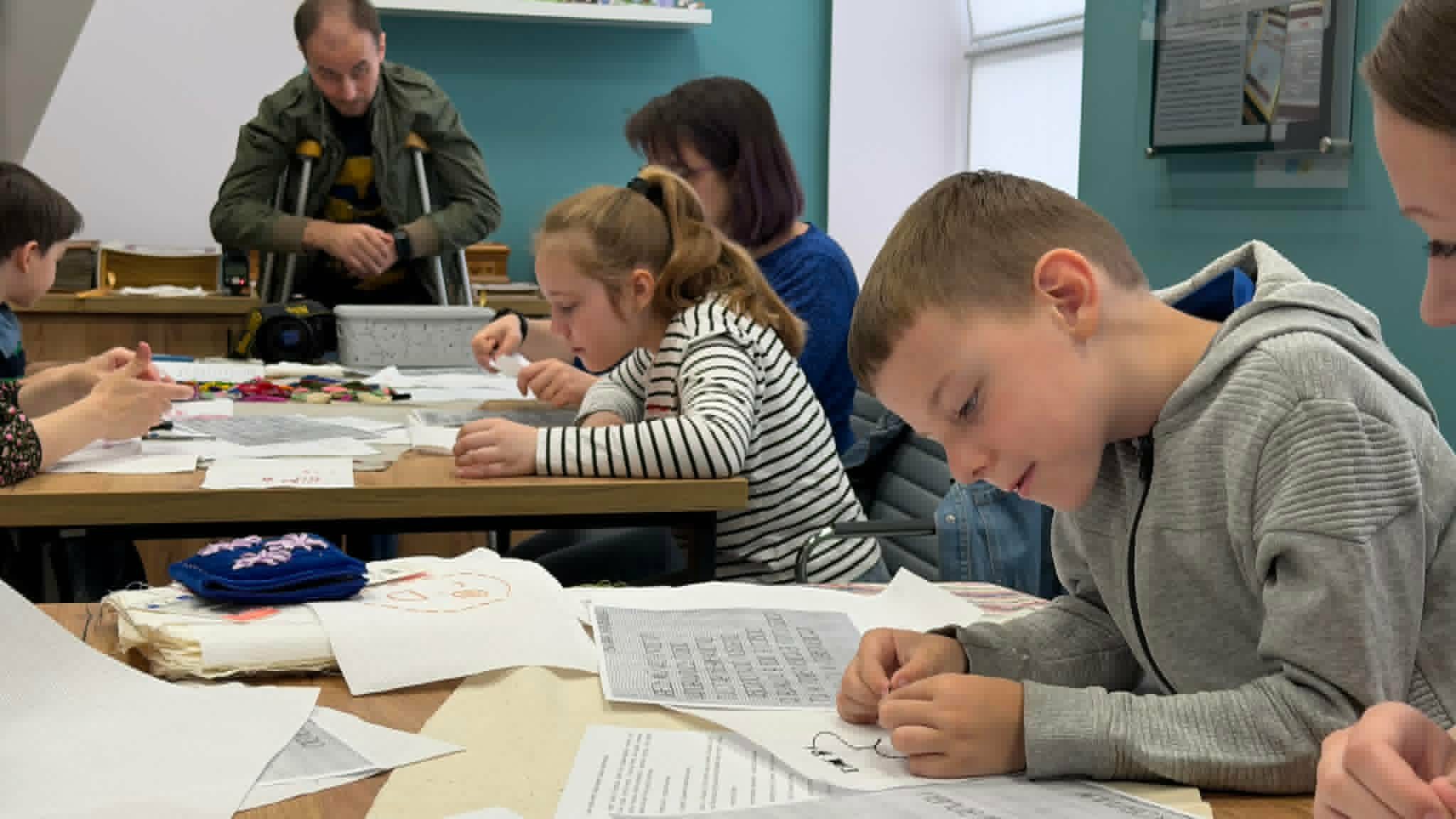 У Рівному діти військових власноруч вишивають унікальну книгу 0000