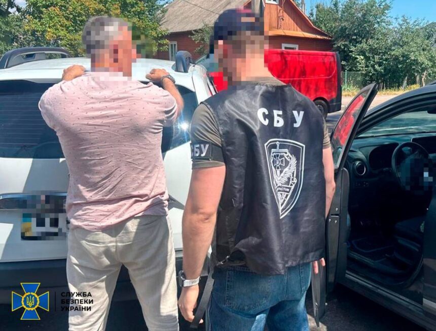 Ховав дома майже $85 тисяч — у Рівному на хабарі спіймали хірурга