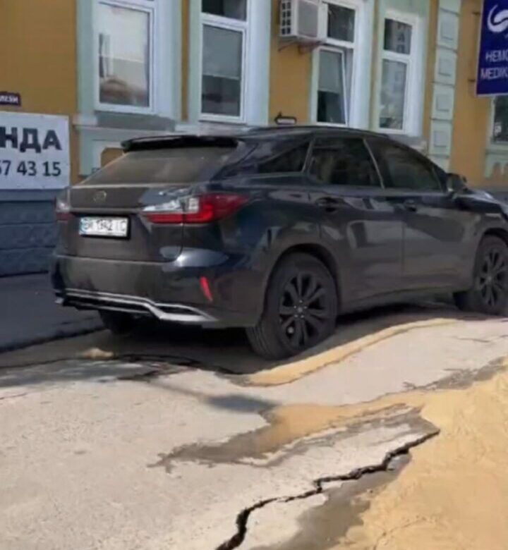 У центрі Рівного на вулиці Драгоманова через розмив ґрунту почав провалюватися асфальт