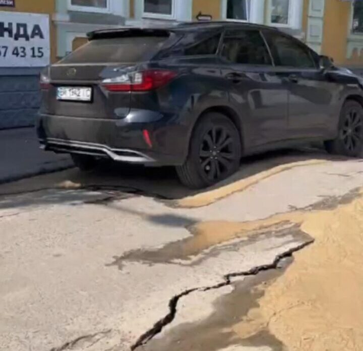 У центрі Рівного на вулиці Драгоманова через розмив ґрунту почав провалюватися асфальт 0000