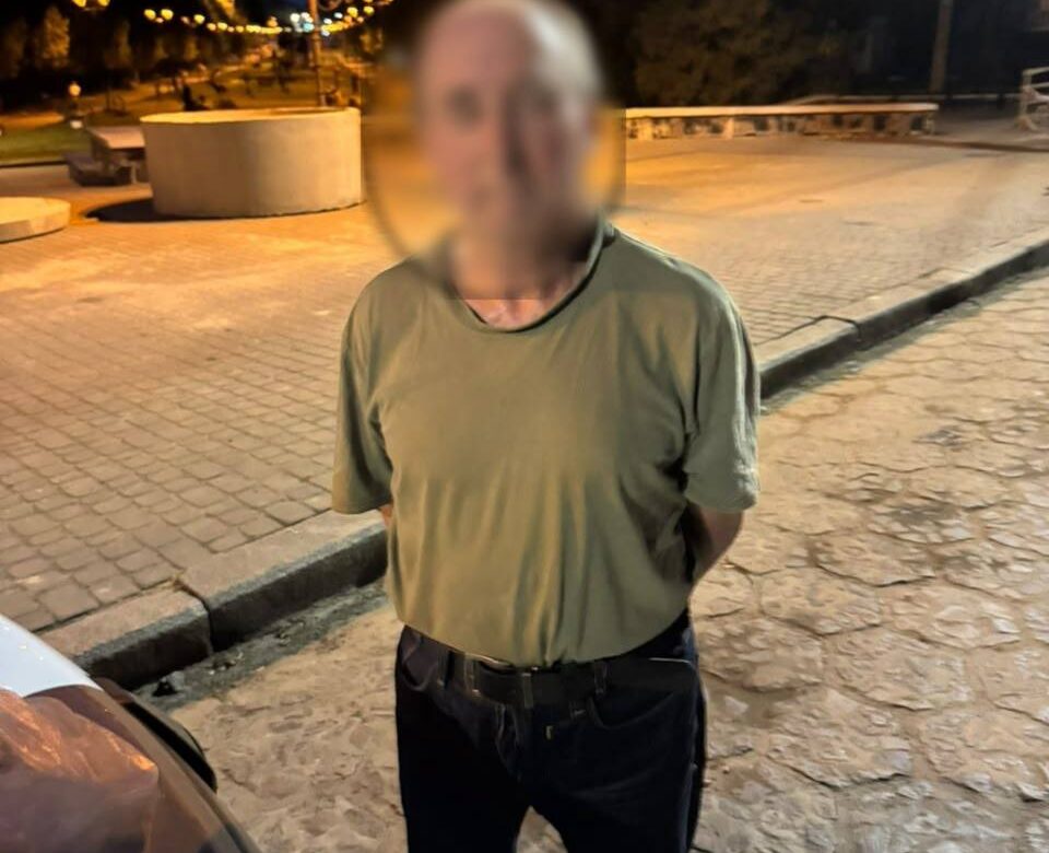 У парку в центрі Рівного чоловік на очах у перехожих вчиняв непристойні дії