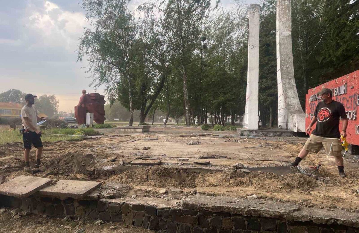 У центрі Млинова досліджують поховання часів Другої світової війни