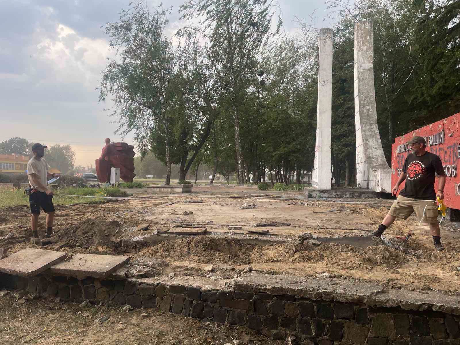 У центрі Млинова досліджують поховання часів Другої світової війни 0000