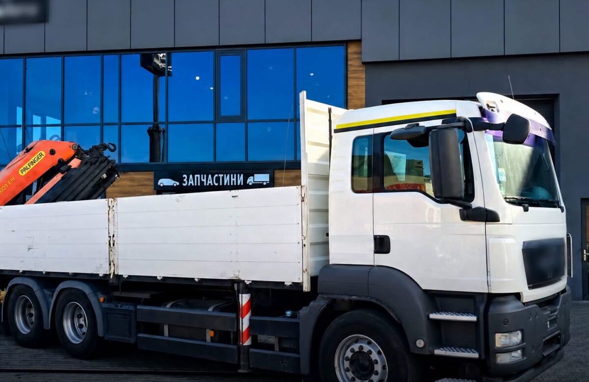 Трьох працівників Рівненської митниці підозрюють у заниженні вартості навантажувачів