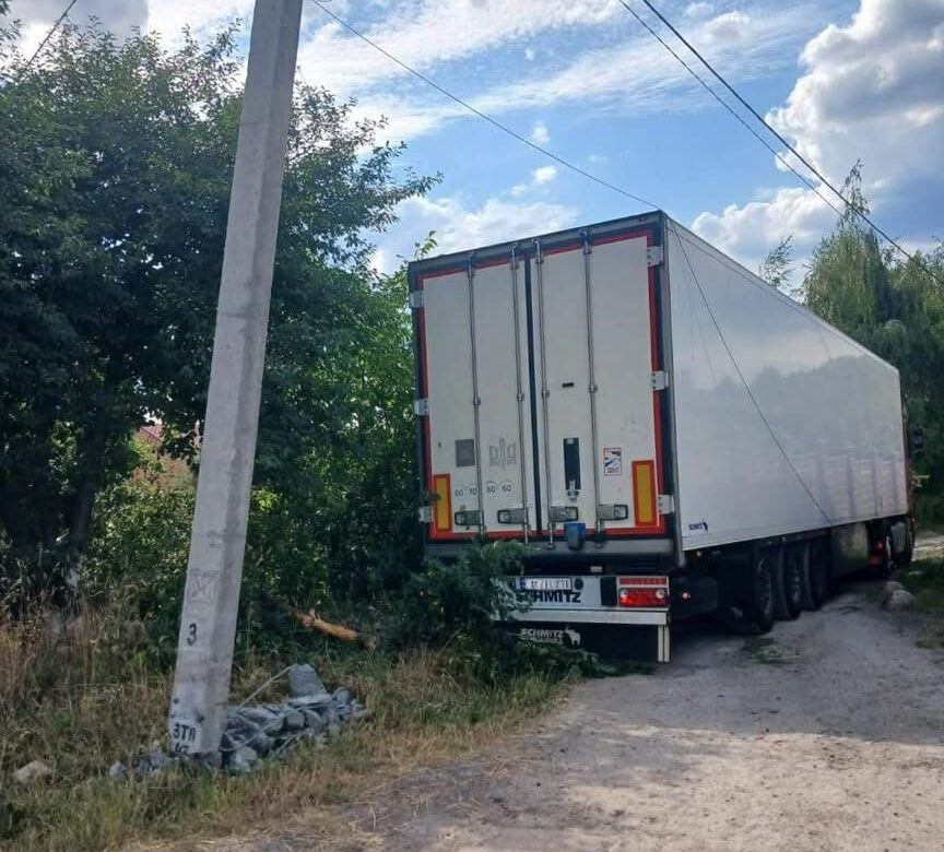 У Здолбунові неуважний водій ледь не залишив без світла сотні споживачів