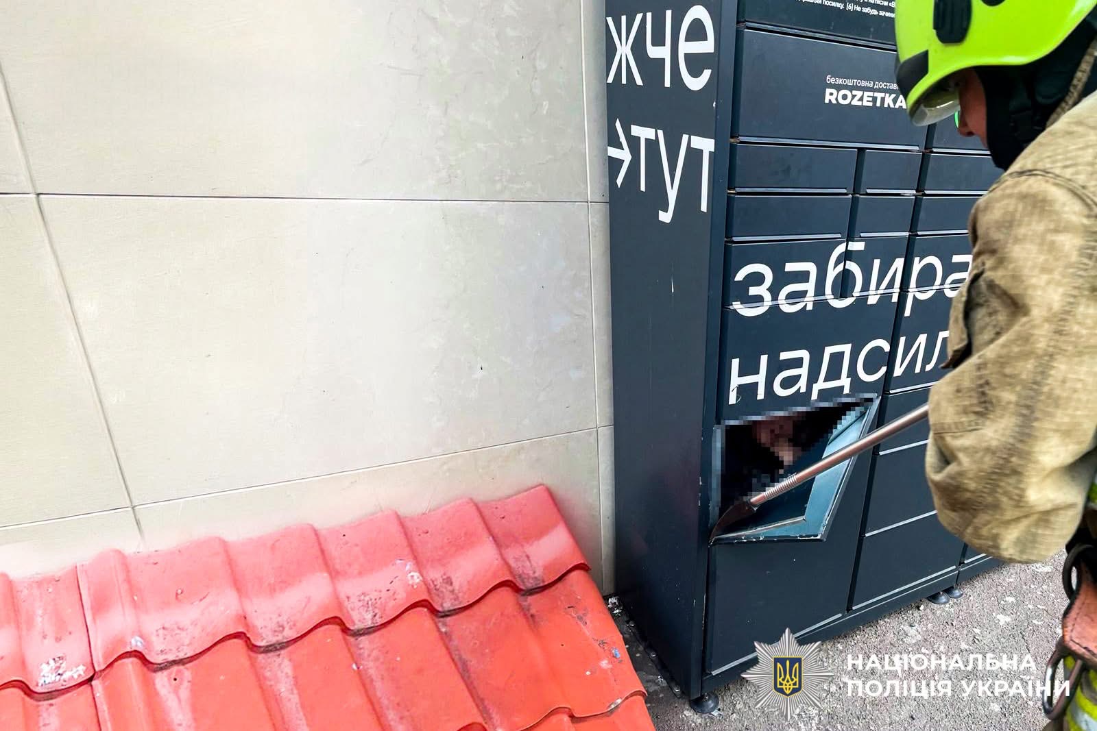 У Рівному на батьків 15-річної дівчини, яка зачинилася в поштоматі, склали адмінпротокол 0000