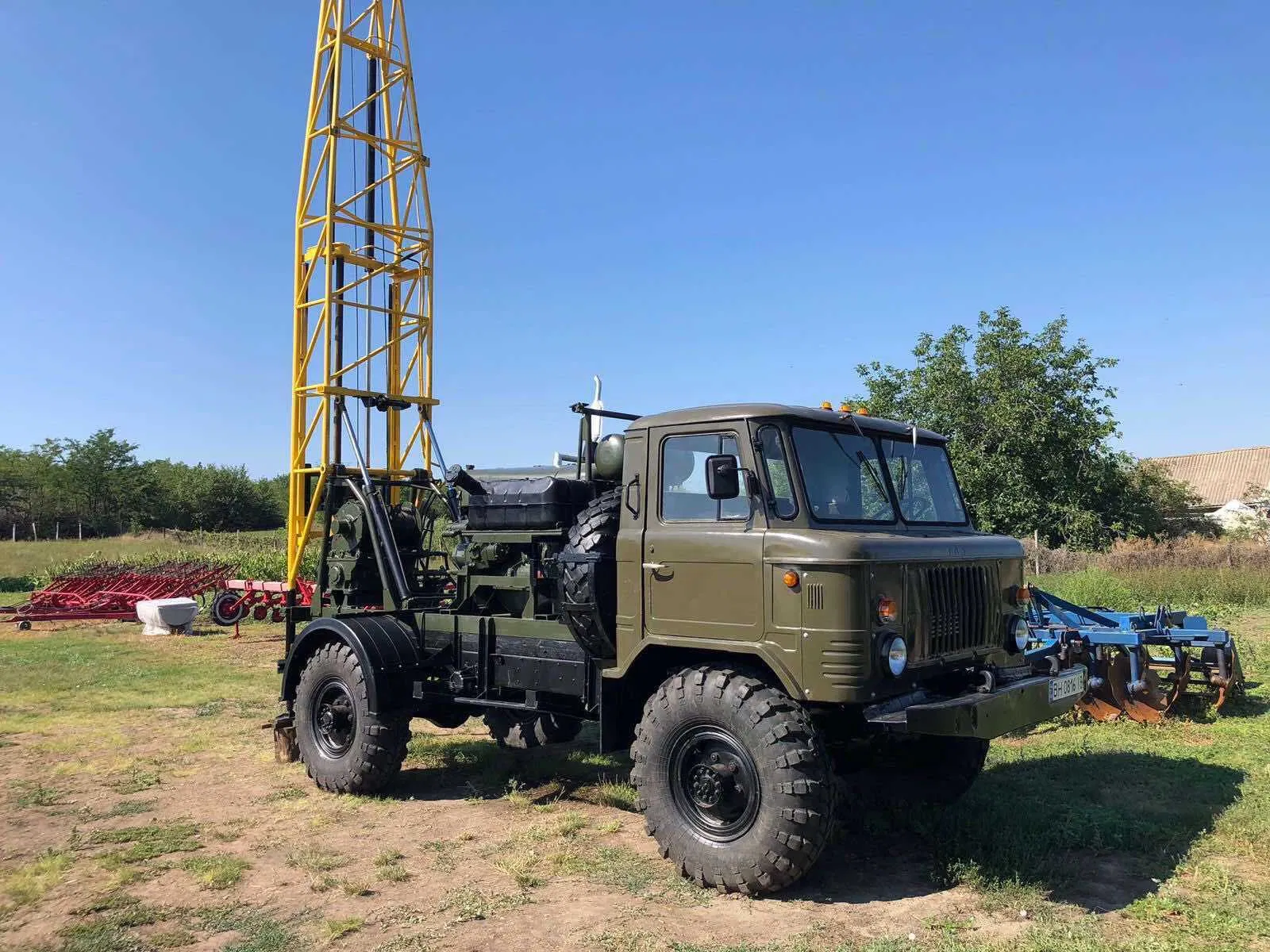 На Рівненщині під час ремонту бурової установки двох працівників придавила техніка 0000