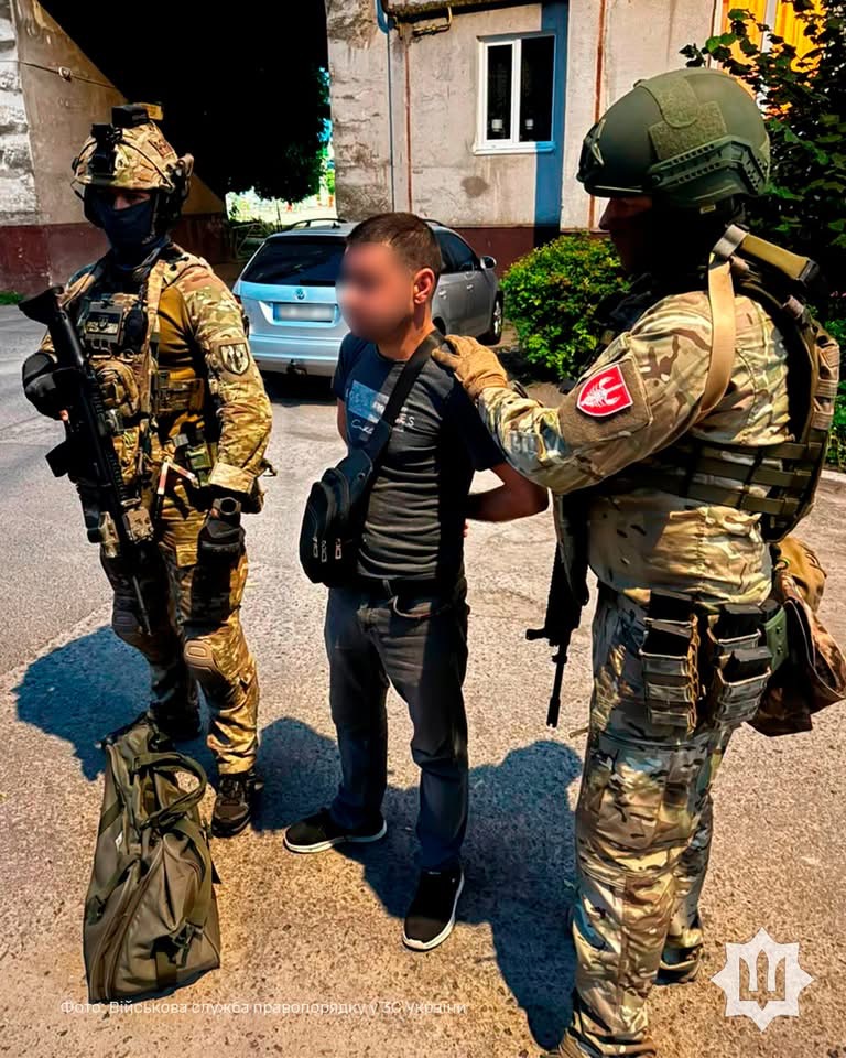 1 На Рівненщині провели гучне затримання військового, який утік із частини з автоматом і пістолетом