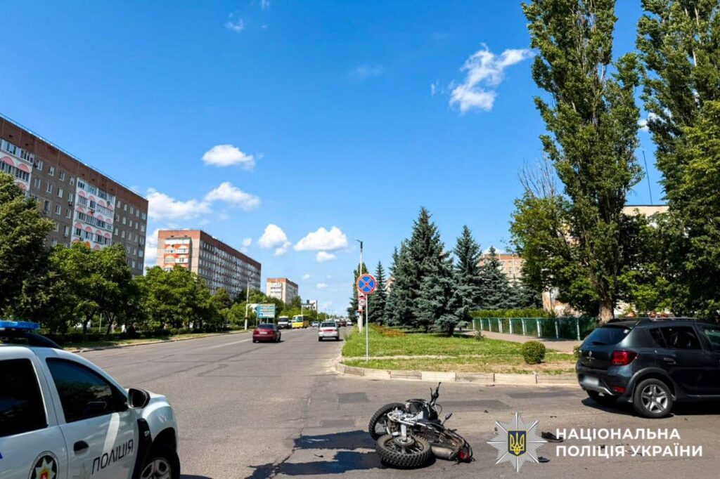 1 У Вараші після втечі від поліції мотоцикл потрапив у ДТП: двоє хлопців у реанімації