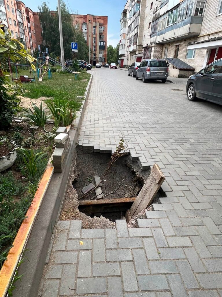 1 В Костополі після двох ремонтів посеред двору багатоповерхівки утворилося провалля