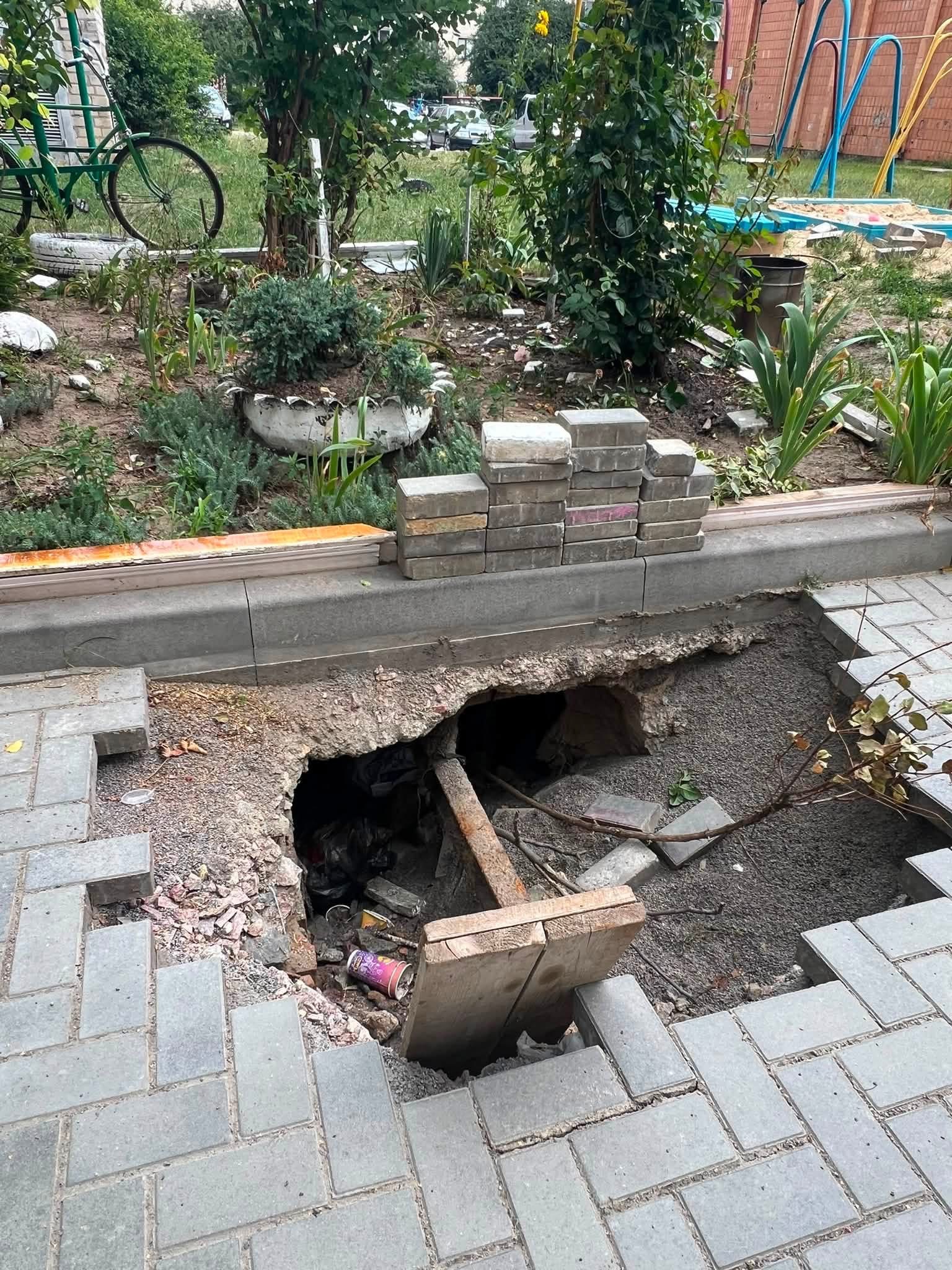 В Костополі після двох ремонтів посеред двору багатоповерхівки утворилося провалля 0000