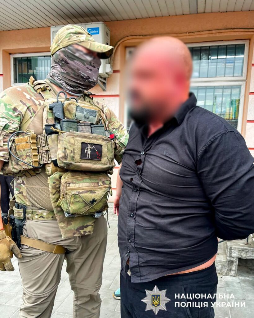1 На продуктовому ринку Рівного спецпризначенці затримали організатора втечі чоловіків до Румунії
