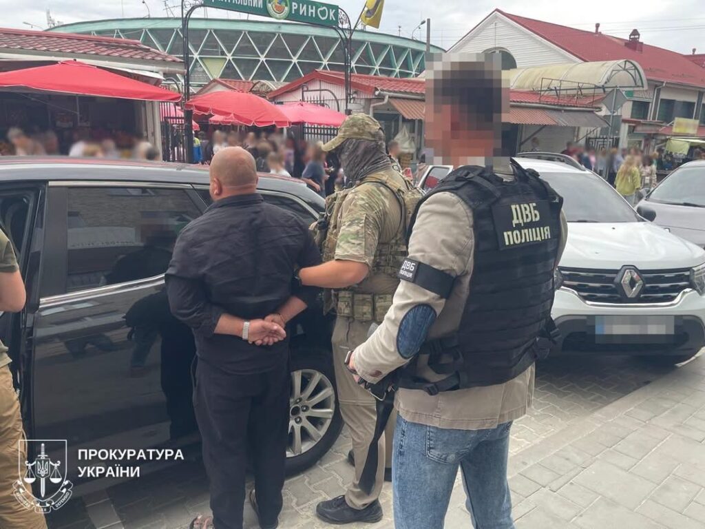 1 На продуктовому ринку Рівного спецпризначенці затримали організатора втечі чоловіків до Румунії