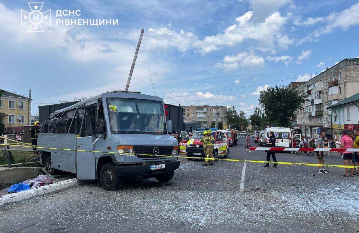 Медики розповіли у якому стані перебувають троє дітей та дорослі після зіткнення потяга з маршруткою на Рівненщині