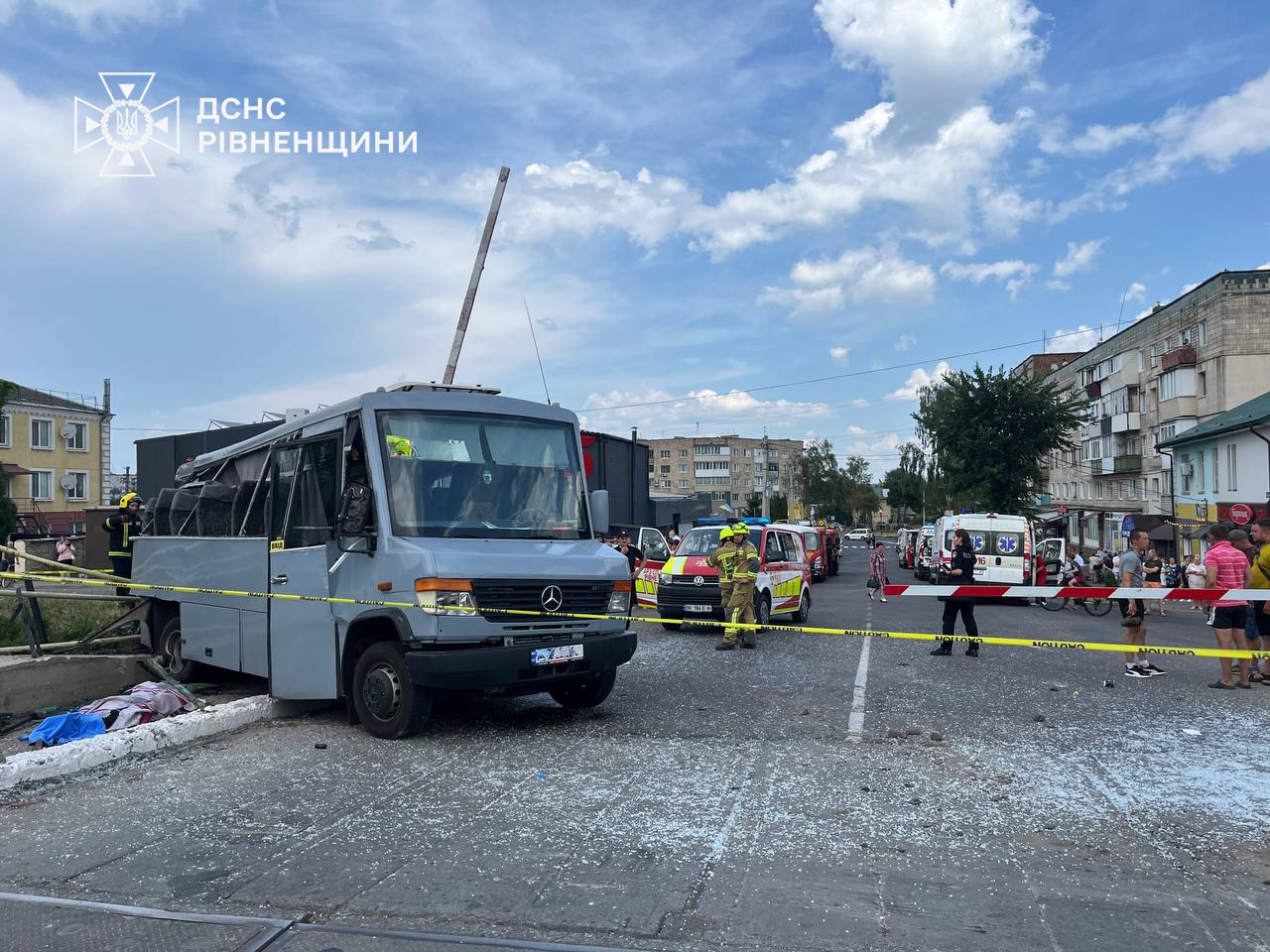 Медики розповіли у якому стані перебувають троє дітей та дорослі після зіткнення потяга з маршруткою на Рівненщині 0000