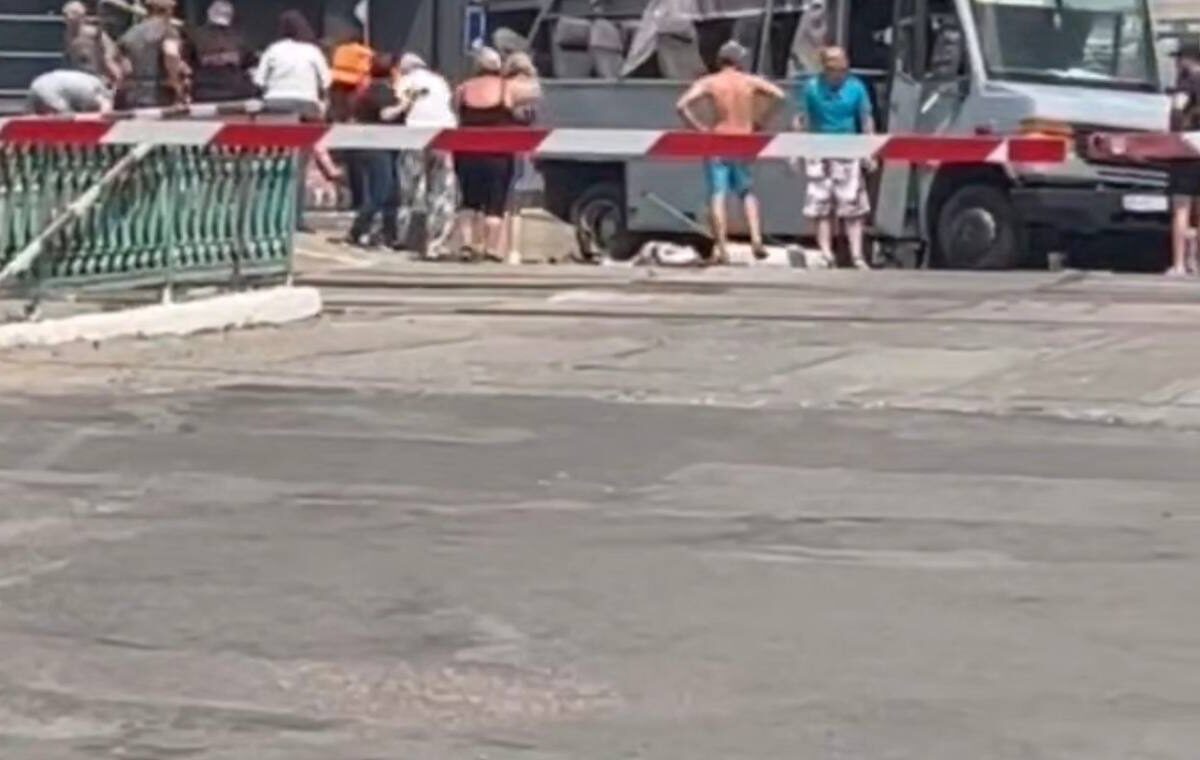 На Рівненщині потяг протаранив пасажирську маршрутку на залізничному переїзді(ВІДЕО)