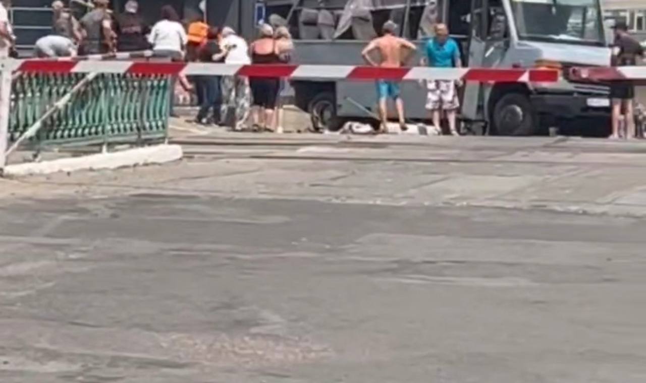На Рівненщині потяг протаранив пасажирську маршрутку на залізничному переїзді(ВІДЕО)