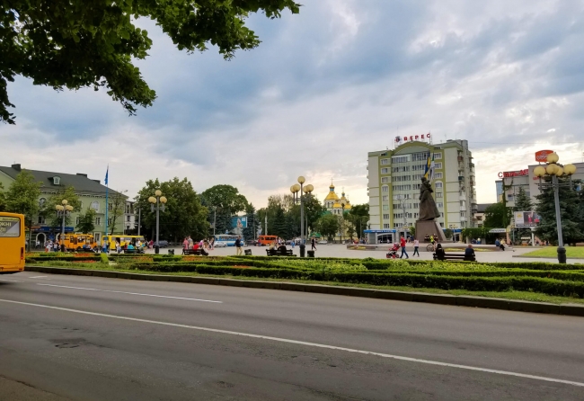 У Рівному готують нові правила для бізнесу та містян — що зміниться для кіосків, реклами й громадських просторів