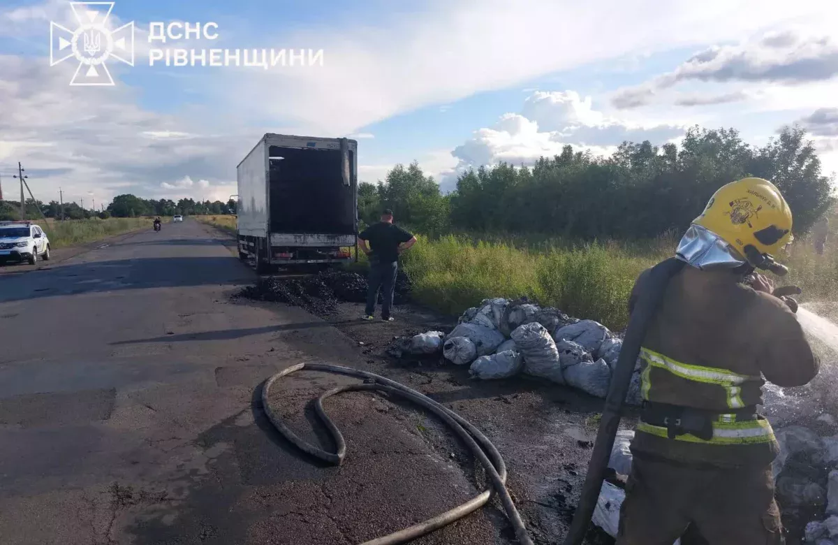 На Рівненщині загорілася вантажівка з деревним вугіллям: пожежу вдалося швидко ліквідувати