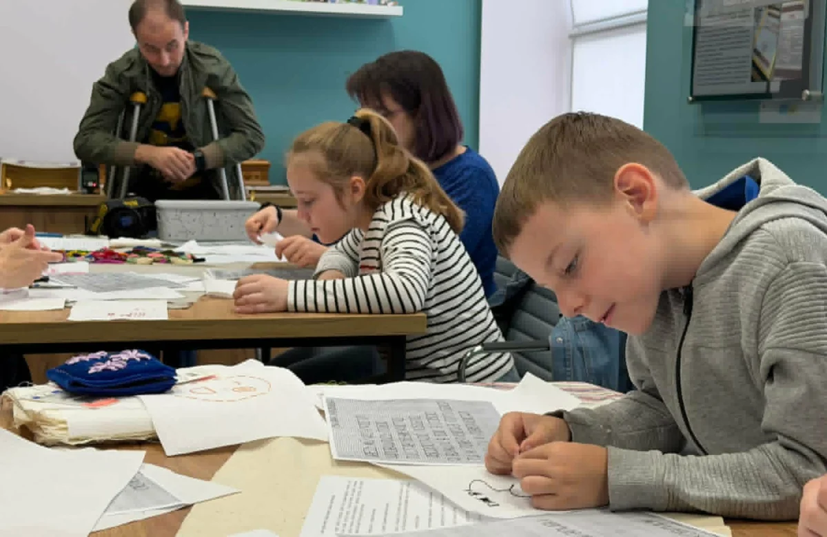 У Рівному діти військових власноруч вишивають унікальну книгу