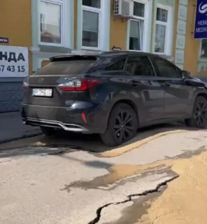 У центрі Рівного на вулиці Драгоманова через розмив ґрунту почав провалюватися асфальт