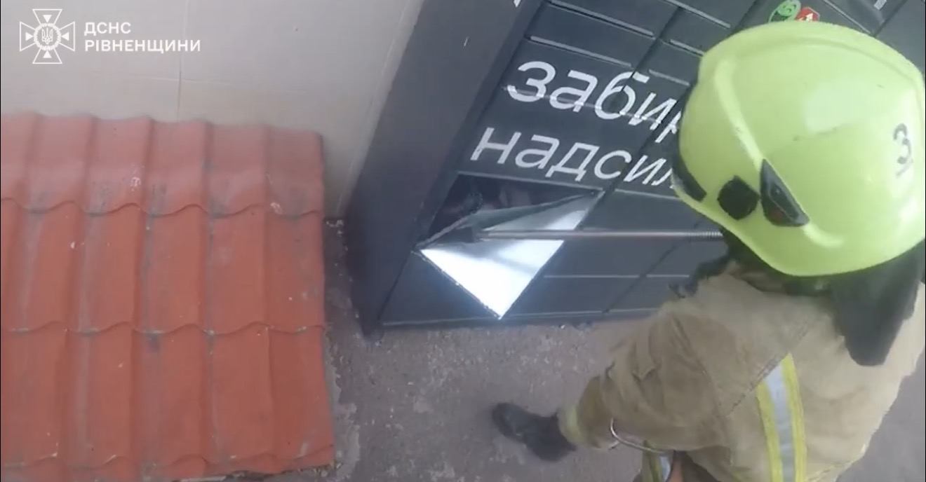 У Рівному дівчина опинилася зачиненою в поштоматі: визволяти її довелося рятувальникам 0000